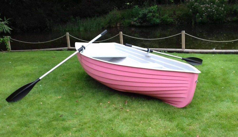 9 1/2ft classic rowing boat on lake