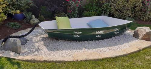 kids-play-boat