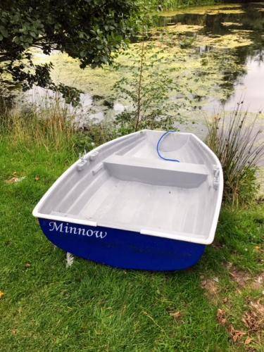 7ft-pram-dinghy-row-boat-by-the-pond