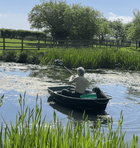 7.5ft rowing boat with dog