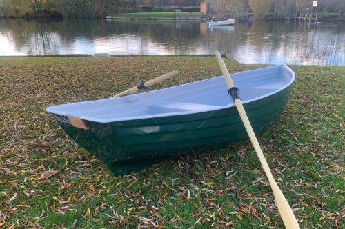 9.5ft rowing boat with oars