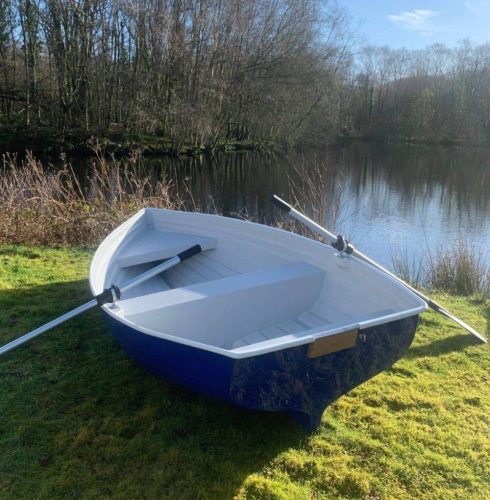 9.5ft classic rowing boat on lake