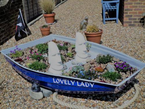 lovely-lady-boat-planter