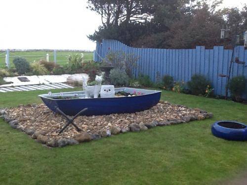 dinghy-boat-garden-planter-blue
