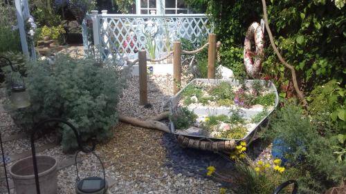 otter-boats-garden-planter