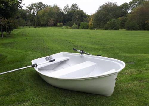 7.5ft white rowing boat